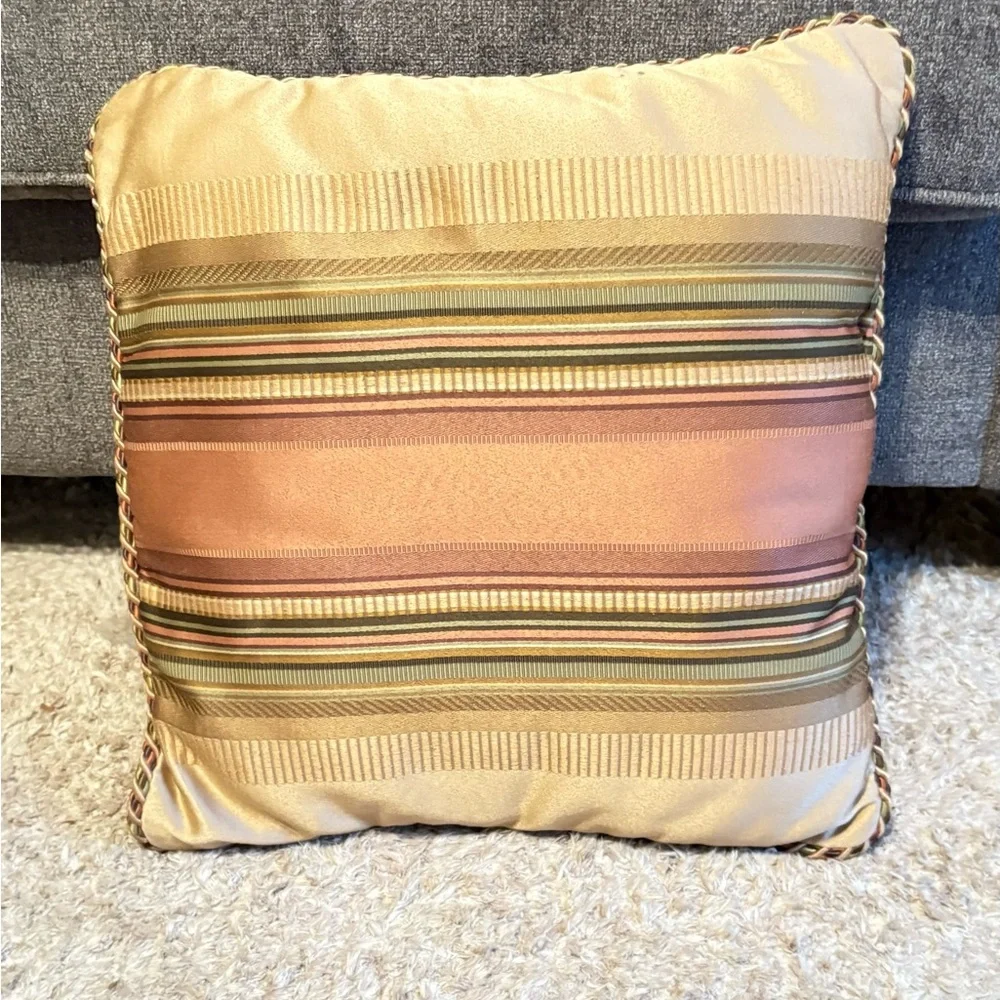 Throw pillow - Picture 1 of 3